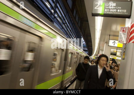 Les banlieusards de la Japan Railways, ligne de train JR Yamanote à Tokyo, Japon. Banque D'Images