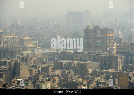 Hilton Hotel donnant sur une zone à forte densité de population du Caire première chose le matin quand l'air était épais avec le smog. Banque D'Images