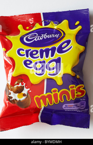 Sachet de Cadbury creme egg minis non ouvert isolé sur fond blanc - prêt pour Pâques Banque D'Images