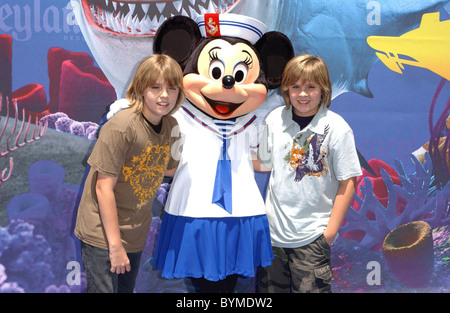 Dylan Sprouse et Cole Sprouse Lancement du monde de Nemo Submarine Voyage attraction de Disneyland Resort à Anaheim, Banque D'Images