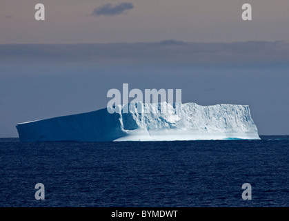 Grand iceberg tabulaire flottant dans l'océan du sud près de la péninsule Antarctique Banque D'Images