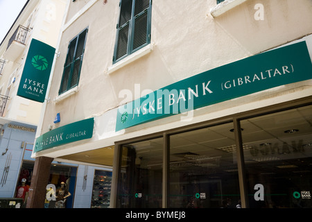 L'extérieur de la direction générale de la Jyske Bank et Banque privée / signes au-dessus de la Jyske Bank offshore Group bureau à Gibraltar. Banque D'Images