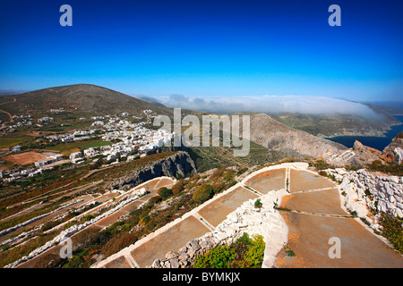 Le chemin qui va de la hora de Folegandros (sur la gauche) à l'église de la Vierge Marie au sommet d'une colline. Cyclades, Grèce Banque D'Images