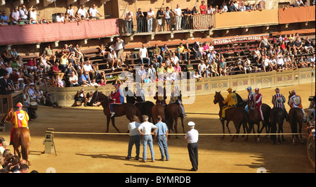 La preuve de l'étape de la Piazza del Campo avec les jockeys et les chevaux prêts pour la course Banque D'Images