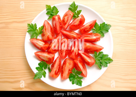 Quartiers de tomates sur la plaque Banque D'Images