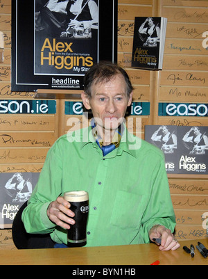 Alex Higgins l'ancien champion du monde de snooker signe des exemplaires de sa biographie de 'l'Œil du cyclone' Dublin, Irlande - Banque D'Images