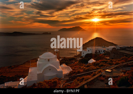 Coucher du soleil à île de Milos, Cyclades, en Grèce. Banque D'Images