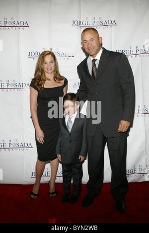 New York Yankees Miguel caire et sa famille les héros de l'espoir au profit du Gala de la Fondation Jorge Posada tenue à la Banque D'Images