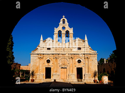 L'église principale du monastère d'Arkadi, vu 'avec' l'arche de l'entrée principale du monastère, Rethymno, Crète, Grèce Banque D'Images