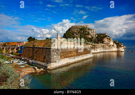 Grèce, Corfou (Kerkyra)' ou 'île. Le Vieux Fort et le canal appelé "Contrafossa', qui la sépare de la vieille ville Banque D'Images