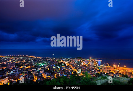 Vue de nuit sur la ville de Trabzon, dans la région de la mer Noire. Photo prise de la colline Boztepe. Banque D'Images