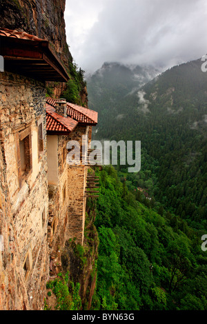 Voir d'Altindere vallée, à travers une fenêtre en monastère de Sumela, Trabzon province, région de la mer Noire, la Turquie. Banque D'Images