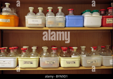 Rayons d'un assortiment de produits chimiques (acides et l'eau de chaux inc) dans un local de stockage de produits chimiques à l'école en Angleterre. Banque D'Images