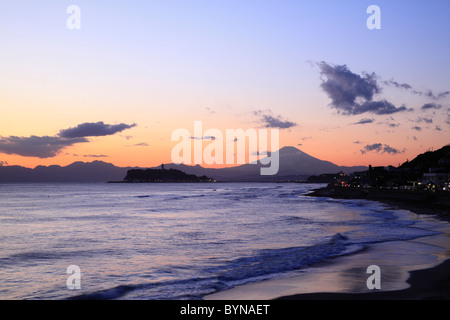 L'île d'Enoshima au coucher du soleil Banque D'Images