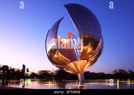 'Floralis Genérica" sculpture, par l'arch. Eduardo Catalano. mis à 'Nations Unies' Square, quartier de Recoleta, Buenos Aires Banque D'Images