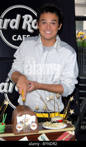 Gareth Gates Coupe Le Hard Rock Cafu Anniversaire Anniversaire Gateau Sur La Terrasse Du Restaurant Avant De Leur Anniversaire Photo Stock Alamy