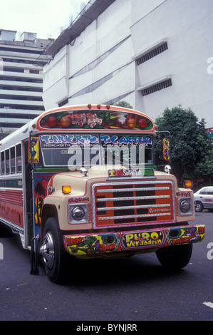Bus public peint de couleurs vives ou Diablo Rojo (diable rouge) à Panama City, au Panama. Banque D'Images