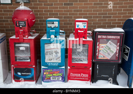 Des distributeurs automatiques de journaux après le Blizzard de Chicago de 2011. Oak Park, Illinois. Un titre fait référence à blizzard. Banque D'Images