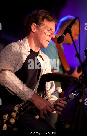 Musicien Martin Nolan jouant le uillean pipes (cornemuse) sur scène avec le groupe de rock celtique Iona, UK 2010 Banque D'Images