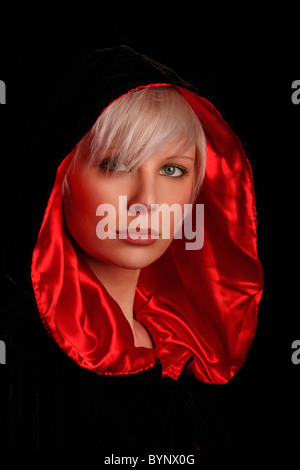 Jeune femme aux cheveux d'argent portant une cape noire bordée de rouge Banque D'Images