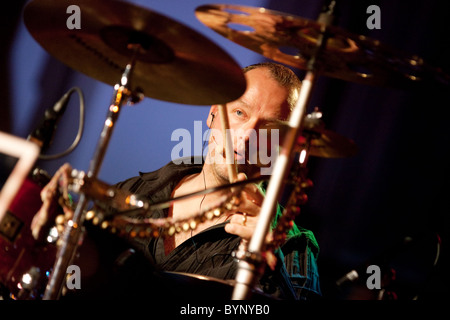 Le batteur Frank van Essen avec le groupe de rock celtique Iona, jouant des percussions en concert, le Royaume-Uni 2010 Banque D'Images