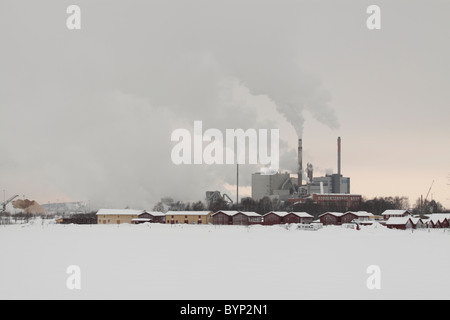 Grande usine de papier de la Suède vu de l'Arctique à travers le port de Pitea congelé Banque D'Images