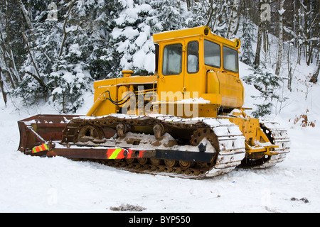 Bulldozer dans la neige en hiver Banque D'Images
