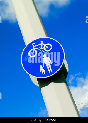 Cycle britannique et sentier du signe sur un lampadaire avec ciel bleu derrière Banque D'Images