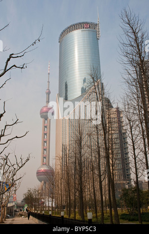 Grand immeuble de bureaux de l'Oriental Pearl Tower Banque D'Images