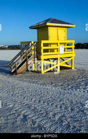 Refuge de sauveteurs à Dawn, Siesta Key Beach, Sarasota, Floride, États-Unis. Banque D'Images