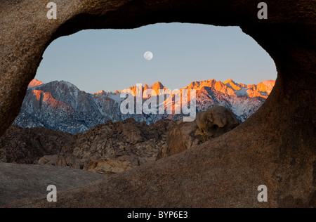 Alpenglow paints Mt. Whitney comme vu par le passage de Mobius au lever du soleil. Alabama Hills, Lone Pine, Californie, USA. Banque D'Images