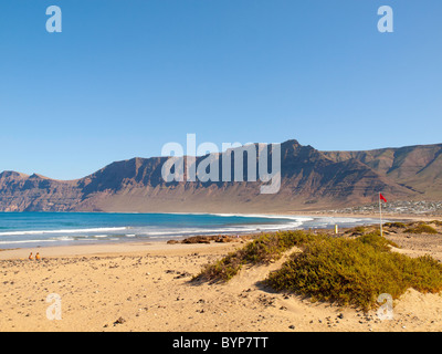 Playa de Famara beach avec surf sur la côte nord-ouest de Lanzarote, Îles Canaries Banque D'Images