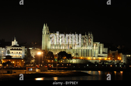 La cathédrale de Palma de Majorque connu sous le nom de la Seu , se compose d'Gothic-Levantine séance Structure surplombant la baie de Palma Banque D'Images