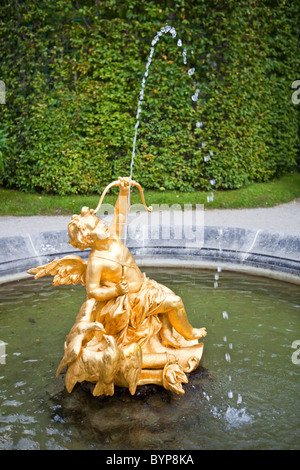 Golden angel fontaine au parterre de l'ouest du château de Linderhof, Bavière, Allemagne Banque D'Images