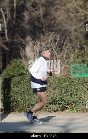 Man jogging dans un parc Banque D'Images