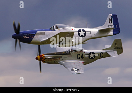 P-51 Mustang paire. Ces North American P-51D Mustang avions effectué un survol à basse altitude à l'Duxford Flying Legends Airshow. Banque D'Images