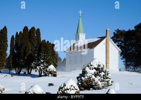 Une petite chapelle et son cimetière catholique situé sur une colline pittoresque dans le Nord de l'Illinois, États-Unis Banque D'Images