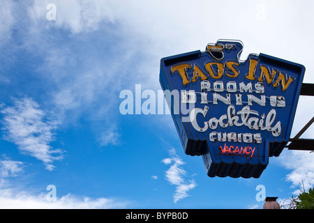 USA, New Mexico, Taos, Diner affiche à l'extérieur de Taos Inn Banque D'Images