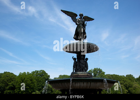 USA, New York, New York, Statue de l'ange au-dessus de Fontaine Bethesda dans Central Park à matin d'été Banque D'Images