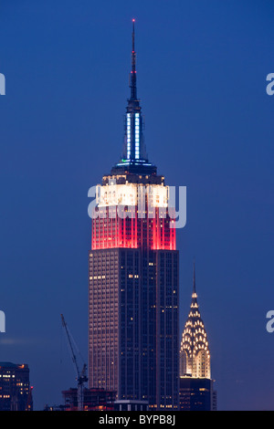 USA, New York, New York City, Empire State Building et le Chrysler Building au crépuscule Banque D'Images