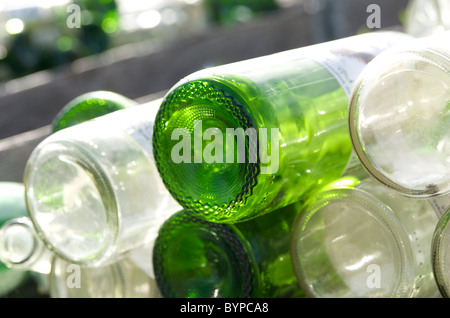 Pile de vert clair et vide les bouteilles de vin prêt à recycler les déchets ou Banque D'Images