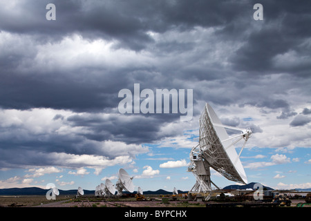 États-unis d'Amérique, Mexique, Socorro, radio télescopes dans tableau sous les nuages de tempête d'été à l'Observatoire radio VLA Banque D'Images