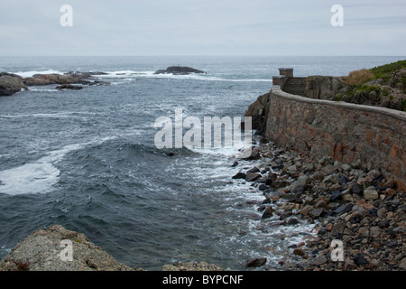 USA, Rhode Island, Newport, brumeuse matinée de printemps le long de falaise à pied avec vue sur le littoral de l'Océan Atlantique Banque D'Images