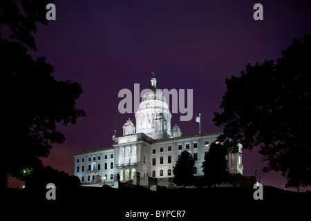 USA, Rhode Island, Providence, State Capitol building sur soirée de printemps pluvieux Banque D'Images