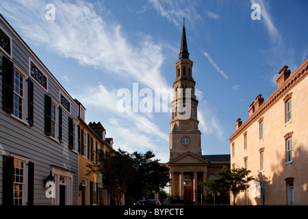 USA, Caroline du Sud, Charleston, l'église épiscopale de Philips s'élève au-dessus de la rangée de maisons historiques dans les Quartiers Français Banque D'Images