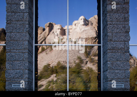 USA, Dakota du Sud, Mount Rushmore National Monument reflète dans la fenêtre Centre de visiteur au lever du soleil sur le matin de printemps Banque D'Images