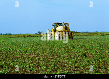 L Agriculture L Application D Application De Produits Chimiques Pour La Croissance Des Jeunes Ultra Roundup Le Soja Roundup Ready Iowa Etats Unis Photo Stock Alamy