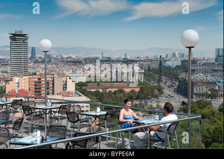 Cafe avec vue sur Barcelone Banque D'Images