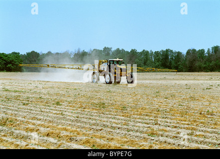 Rogator un pulvérisateur enjambeur appliquer un insecticide sur des semis sans labour pour contrôler saltmarsh coton / caterpillar Mississippi. Banque D'Images