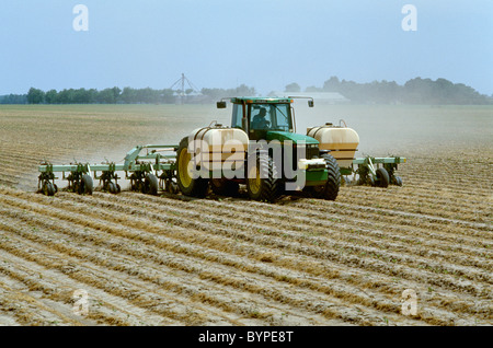 Un tracteur et 12 rangs, mettre en œuvre des bandes et middles cultive le Roundup Ultra Max herbicide sur les lignes d'RoundupReady coton sans labour Banque D'Images